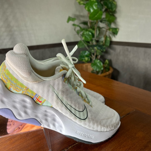 Women Nike White and Light Green Sneakers size 7 - Picture 2 of 9